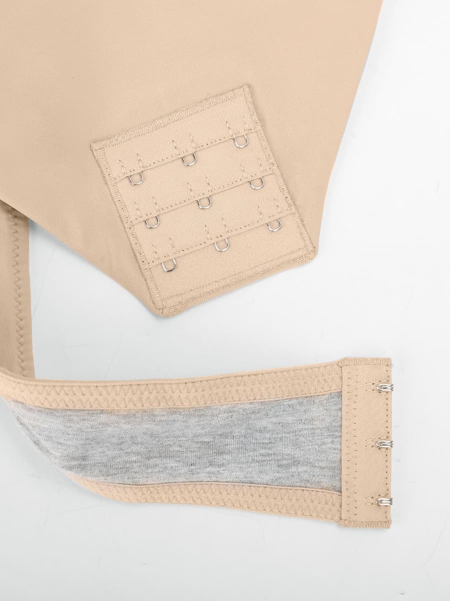 Body de boda con tanga y escote bajo con abertura frontal